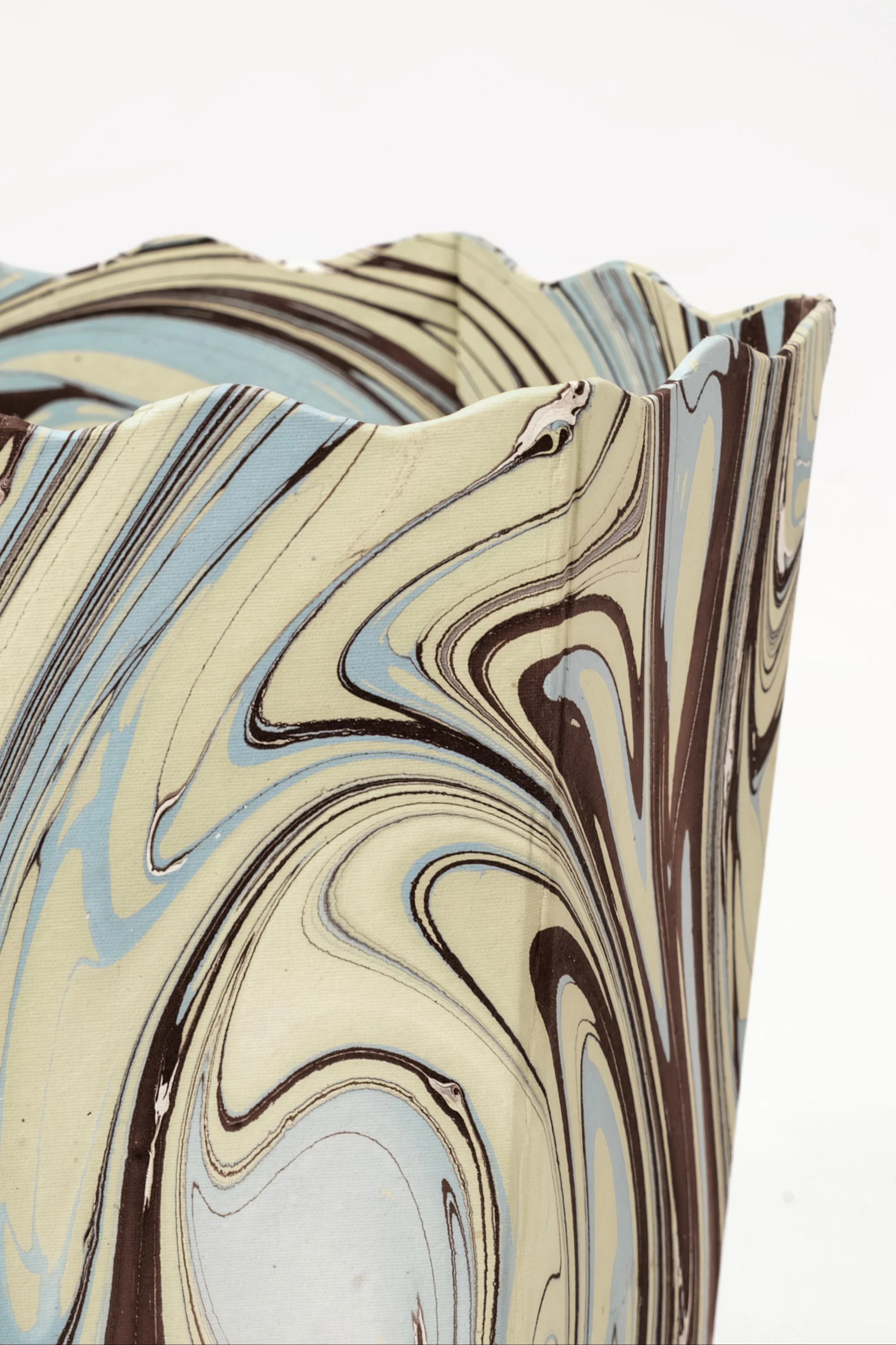 Hand-Marbled Scallop Waste Bin / Storage Bin in Kyoto - Image 2